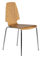 Tammen värinen pinottava Vilmar tuoli Tammen värinen pinottava Vilmar tuoli etuviistosta