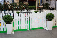 Valkoinen puuaita ja sen kaksiosainen portti