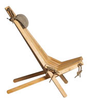 Puusta valmistettu mukava Ecofurn-tuoli sivusta kuvattuna