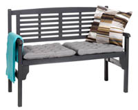 Vuokrapenkki Park somistettuna somistetyynyllä, viltillä ja penkin omilla pehmustetyynyillä