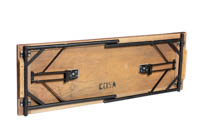 Pulpettipöydän alapuoli jalat taitettuna kuljetusasentoon Pulpettipöydän alapuoli jalat taitettuna kuljetusasentoon