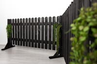 Tekokasvein somistettu tumma puuaita