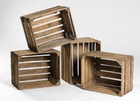 Neljä puista omenalaatikkoa esimerkkiasetelmassa