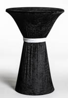 Musta pystypöydän pöytähuppu jossa on valkoinen kiristysnauha