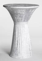 Pystypöytä huputettuna kokonaan valkoiseksi ja huppu on kiristetty tiimalasin muotoiseksi kiristysnauhalla