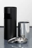 Roskiksen ja tuhkakupin yhdistelmä purettuna osiin