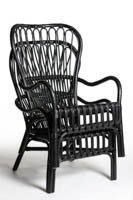 Garden on pinottava tuolimalli mikä helpottaa sen kuljettamista Kaksi Garden-nojatuolia pinottuna päällekkäin