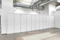 Sermielementeistä koottu väliseinä tapahtumatilassa