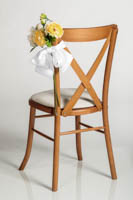 Puutuoli Greta vaalealla istuinpehmusteella takaapäin somistettuna tekokukilla ja valkoisella rusetilla Puutuoli Greta vaalealla istuinpehmusteella takaapäin somistettuna tekokukilla ja valkoisella rusetilla