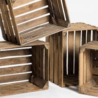 Neljä puista omenalaatikkoa esimerkkiasetelmassa lähikuvassa