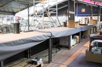 Tapahtumatiskin takaosa ja alapuolinen säilytystila