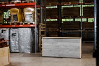 Tapahtumatiski, puinen pinta (varastomiljöössä esimerkinomaisesti valokuvattuna)