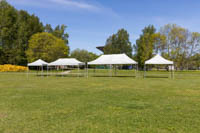 Neljä erikokoista harmaata pop up -telttaa ilman seiniä