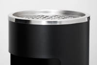 Metallin värinen tuhkakuppiosa mustan roskakorin yläosassa