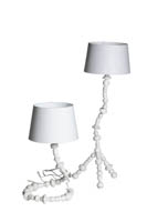 Kaksi kokovalkoista epäsymmetrisen puurungon omaavaa valaisinta, pöytä- ja lattiakorkuisena