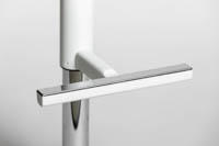 Baarijakkaran valkoinen ja metallilla ylläpinnaltaan päällystetty jalkatuki